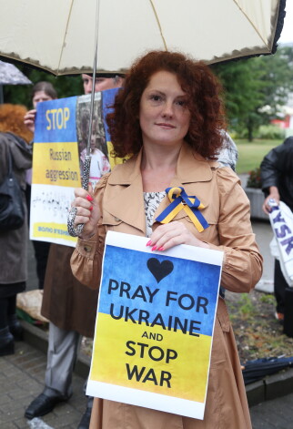 Ieva Brante piedalās Ukrainas kopienas rīkotajā Starptautiskajā protesta akcijā, prasot Krievijas armijas personāla un tehnikas atsaukšanu no Ukrainas.