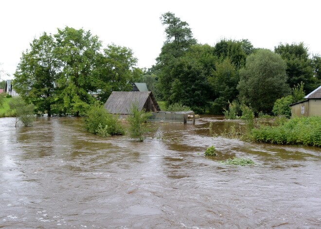 Уровень воды в реках Курземе стремительно повышается