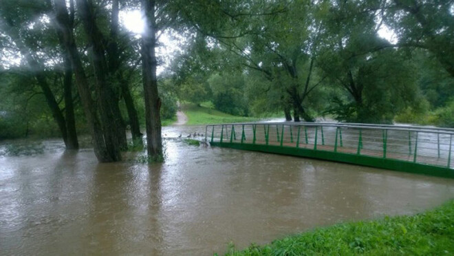 Vēl mazliet uz visi tiltiņi Aizputē jau būs zem ūdens.