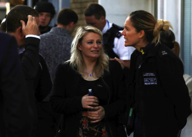 Lielbritānijas policija izmeklē incidentu Londonas metro, un mediji ziņo, ka, iespējams, noticis sprādziens. Pārsonsgrīnā ieradušies policisti un ātrās palīdzības mašīnas, redzams fotogrāfijās no notikuma vietas.