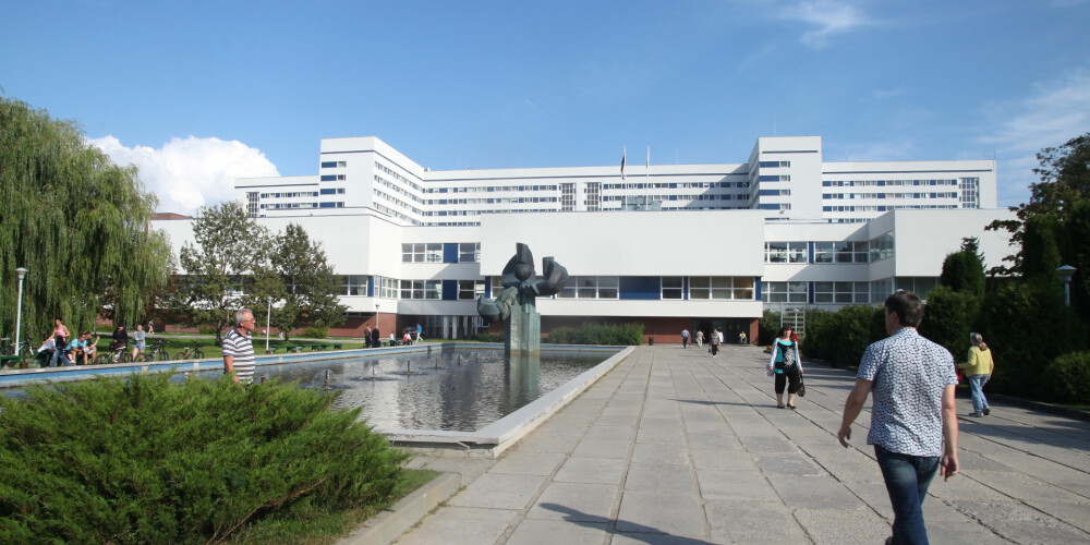 Rīgas Austrumu klīniskā universitātes slimnīca (RAKUS) ir viena no Latvijas universitātes slimnīcām. Tā ir daudzprofilu ārstniecības iestāde Rīgā, kas nodrošina daudzpusīgu diagnostiku un ārstēšanu pacientiem, kā arī veic zinātniski pētniecisko darbu un attīstīta inovācijas, nodrošina jauno speciālistu apmācību un īsteno pasākumus sabiedrības izglītošanai un veselības veicināšanai. Slimnīcas sastāvā ietilpst pieci stacionāri: „Gaiļezers”, „Latvijas Onkoloģijas centrs”, „Biķernieki”, „Latvijas Infektoloģijas centrs” un „Tuberkulozes un plaušu slimību centrs”, kā arī Patoloģijas centrs. Stacionārs „Linezers” kopš 2016. gada ir slēgts.Rīgas Austrumu klīniskā universitātes slimnīca tika izveidota 2007. gadā, apvienojot vairākas medicīnas iestādes, kas agrāk darbojās neatkarīgi viena no otras.