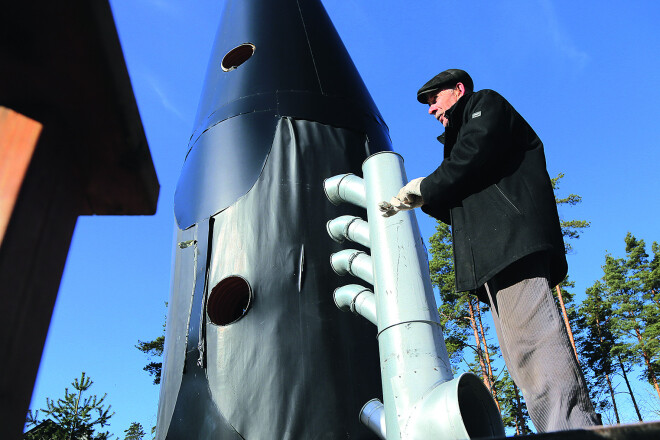 Kamēr Nikolajs vēl meklē īstu kosmosa kuģi, lidojumam tiek piedāvāta paša radītā raķete no piectonnīgās alus mucas.