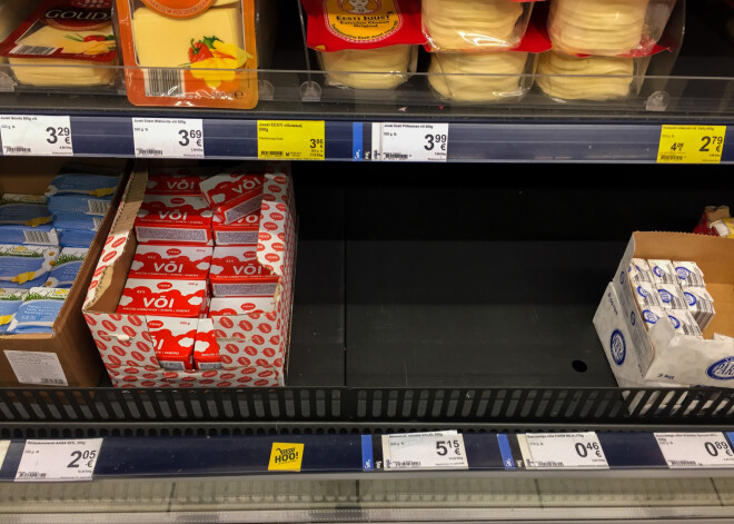 Daudzos Igaunijas veikalos vairs nav nopērkams sviests. Baidoties, ka sviesta paciņas cena varētu pieaugt līdz 10 eiro, mūsu ziemeļu kaimiņi iztukšojuši pārtikas veikalu sviesta plauktus.