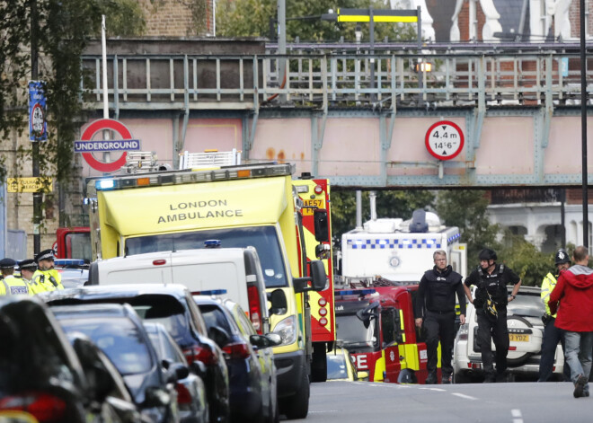 Policija notikušo Londonas metro nosauc par teroraktu, no mājām evakuēti cilvēki 100 metru rādiusā