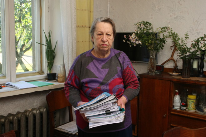 Šis foto tapa vēl laikā, kad pensionāre Gita Karlsberga dzīvoja savā mājā un sparīgi cīnījās, lai to neatņem.