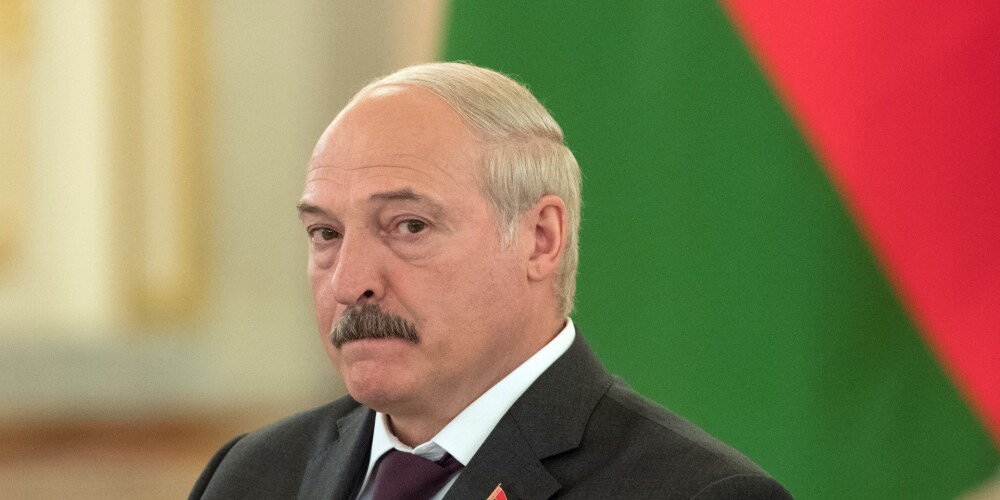 Lukašenko izmēģinājis "Teslu" un tagad pieprasa baltkrievu elektromobili