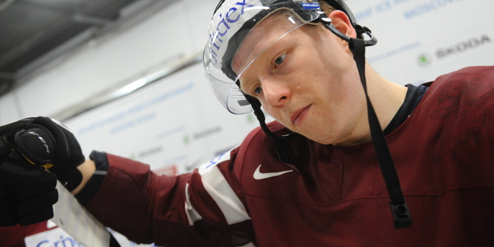 Ronalds Ķēniņš (dzimis 1991. gada 28. februārī Rīgā) ir latviešu hokejists, spēlē kreisās malas uzbrucēja pozīcijā, Latvijas hokeja izlases dalībnieks. Hokejista gaitas iesācis Latvijā, jau 16 gadu vecumā Ķēniņš pārcēlās uz Šveici. 2013. gada jūlija nogalē Ķēniņš noslēdza līgumu ar NHL klubu Vankūveras "Canucks", taču nākamo sezonu vēl aizvadīja Cīrihes "Lions" sastāvā, kopā ar komandu otro reizi kļūstot par Šveices čempionu. Nākamajā vasarā pārcēlās uz Ziemeļameriku, kur septembra nogalē aizvadīja vienu pārbaudes spēli "Canucks" rindās, taču tad tika nosūtīts uz AHL vienību Jūtikas "Comets".2015. gada 30. janvārī Ķēniņš tika izsaukts uz NHL, 31. janvāra spēlē pret Bufalo "Sabres" aizvadot savu debiju NHL. Tā arī bija pirmā reize kopš 2011. gada 29. novembra, kad NHL laukumā spēli aizvadīja divi latvieši, "Sabres" rindās spēlējot Zemgum Girgensonam. Divas dienas vēlāk, mačā pret Minesotas "Wild", Ķēniņš pārspēja Devanu Dubniku, gūstot arī savus pirmos vārtus NHL. Sezonas turpinājumā "Canucks" rindās Ķēniņš 30 spēlēs guva 12 rezultativitātes punktus.