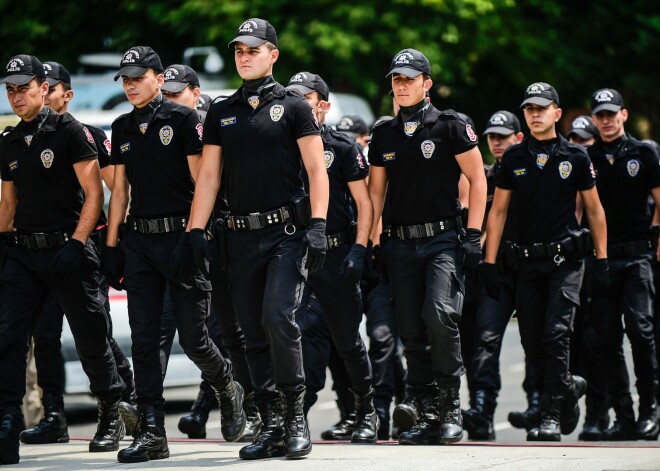 Turcijas policija aizdomās par saistību ar "Islāma valsti" aizturējusi 74 cilvēkus