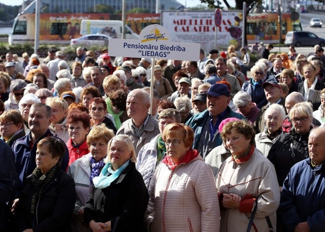 Пенсионеры из разных городов Латвии во время митинга требовали остановить рост бедности