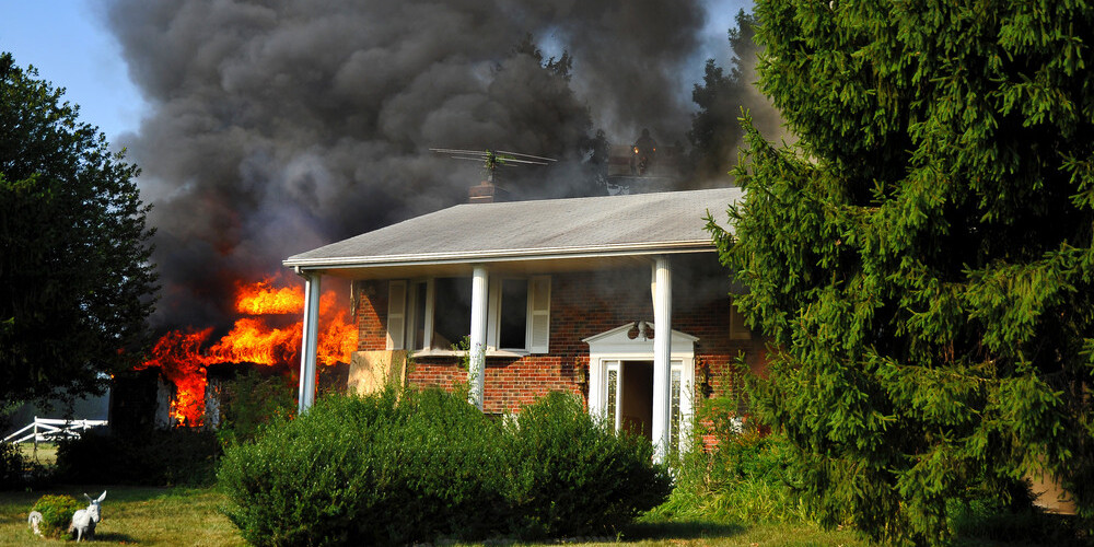 В садовом доме в Добеле произошел пожар - в результате погиб мужчина