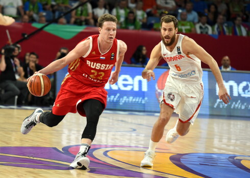 Eiropas čempionāta finālturnīra spēle basketbolā par trešo vietu starp Spānijas un Krievijas valstsvienībām ''Sinan Erdem Dome'' arēnā Stambulā.