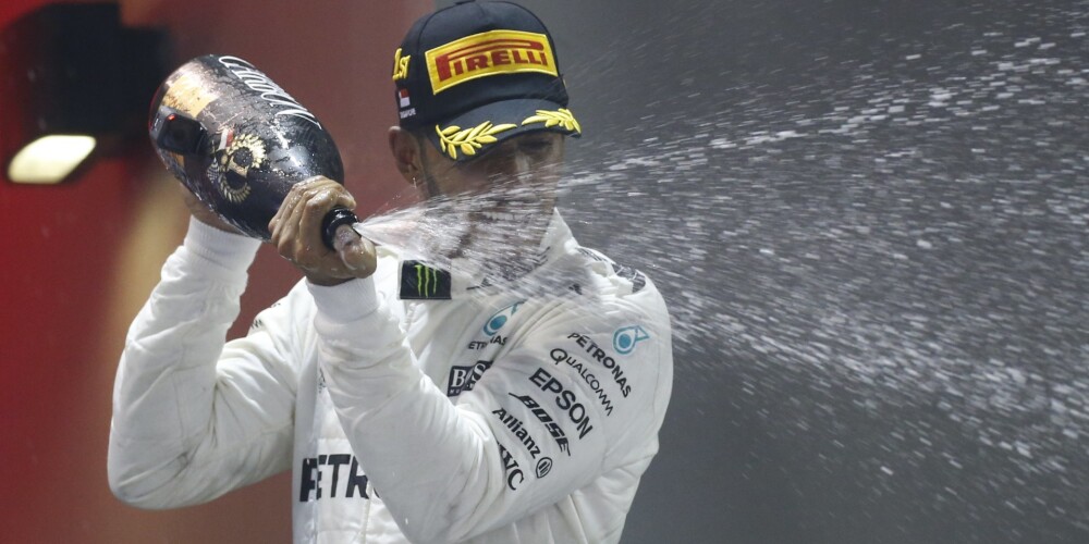 Hamiltons uzvar Singapūras posmā un pēc "Ferrari" pilotu sadursmes haotiskā startā palielina pārsvaru kopvērtējumā