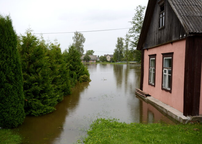 Stiprais lietus un vējš draud ar jauniem plūdiem daudzviet Latvijā