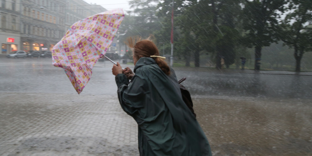 Сегодня в Латвии бушует циклон «Томас»: повсюду ливни и порывистый ветер