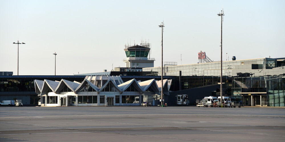 Rīgas lidostā aiztur meklēšanā izsludinātu Latvijas pilsoni
