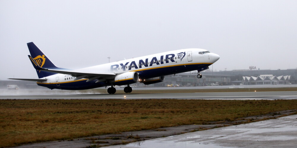 "Ryanair" rītdien atcēlis divus reisus starp Rīgu un Londonu
