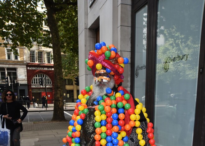 Londonas (Lielbritānija) ielās manīts pilnīgi neprātīgi tērpts vīrietis. Tiek ziņots, ka neprasto tērpu vīrs darinājis paša rokām.