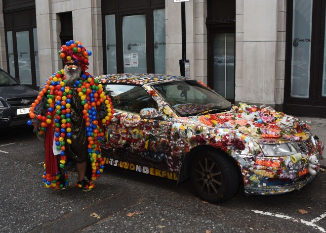 Londonā manīts pilnīgi neprātīgi tērpts vīrietis
