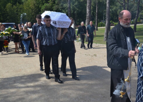 Ziedojumu vācējs, kurš lūdza ziedojumus mazā Ivana Berladina nāvei, it kā nejauši 375 eiro no saziedotās naudas iztērējis jauna mobilā tālruņa iegādei un komunālo rēķinu apmaksai. Tagad nesmukums labots, bet mieles palikušas.