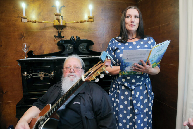 Nule atvērtajā Jāņa Akuratera muzejā ar jaunās bērnu grāmatas priekšlasījumu uzstājās aktrise Zane Jančevska, savukārt par prezentācijas muzikālo noskaņu gādāja dziesminieks Haralds Sīmanis.