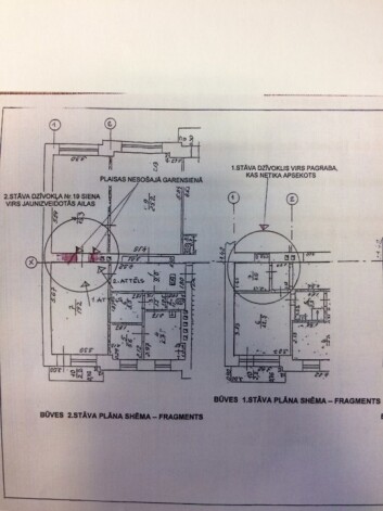 Attēlā redzama daļa no ēkas 2. stāva plānojuma, kurā iezīmēta plaisa sienā. Saskaņā ar iemītnieku teikto tā tur radusies pēc sienas izgāšanas pagrabstāvā. Plaisas un izgāztās sienas savstarpēju saistību norāda arī sertificēts būvinženieris.