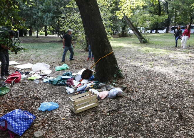 Šoks Romā: parkā pie staba piesien un izvaro sievieti no Vācijas