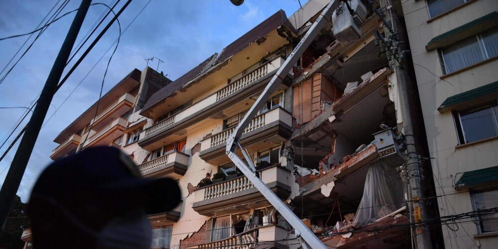 Stiprā zemestrīcē Meksikā miruši 224 cilvēki - māju drupās meklē izdzīvojušos