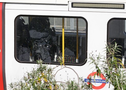 Policija sagūstījusi trešo vīrieti, kuru tur aizdomās par Londonas metro spridzināšanu