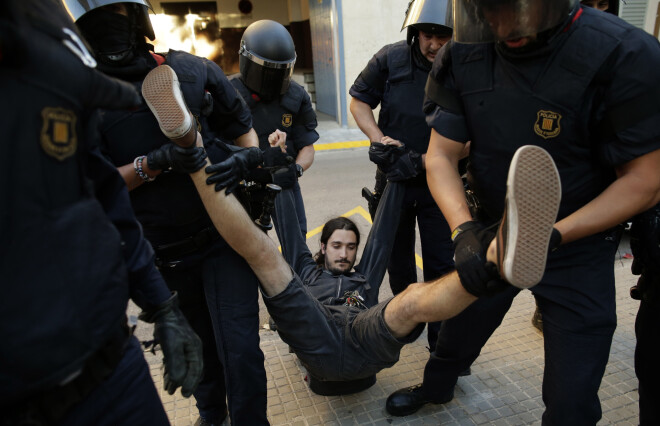 Izcēlās arī dažas izolētas sadursmes starp policiju un protestētājiem.