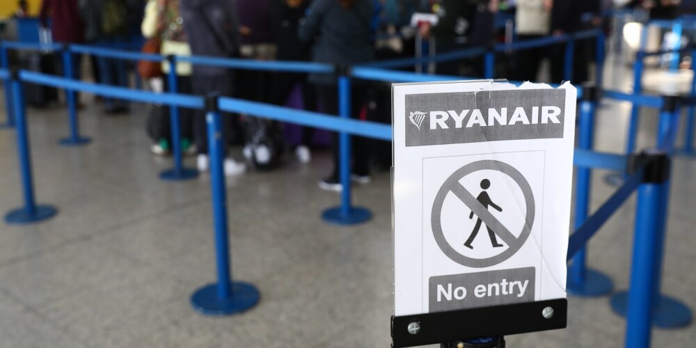 “Ryanair” pasažieri “raud” pēc palīdzības: atceltie reisi radījuši totālu haosu