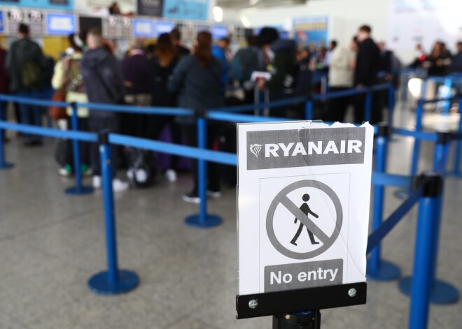 “Ryanair” pasažieri “raud” pēc palīdzības: atceltie reisi radījuši totālu haosu