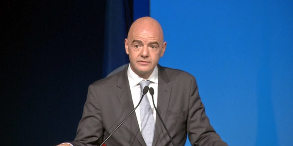 FIFA vadītājs Džanni Infantīno piebilda, ka būtu nepieciešams samazināt samaksas, ko saņem padomdevēji.