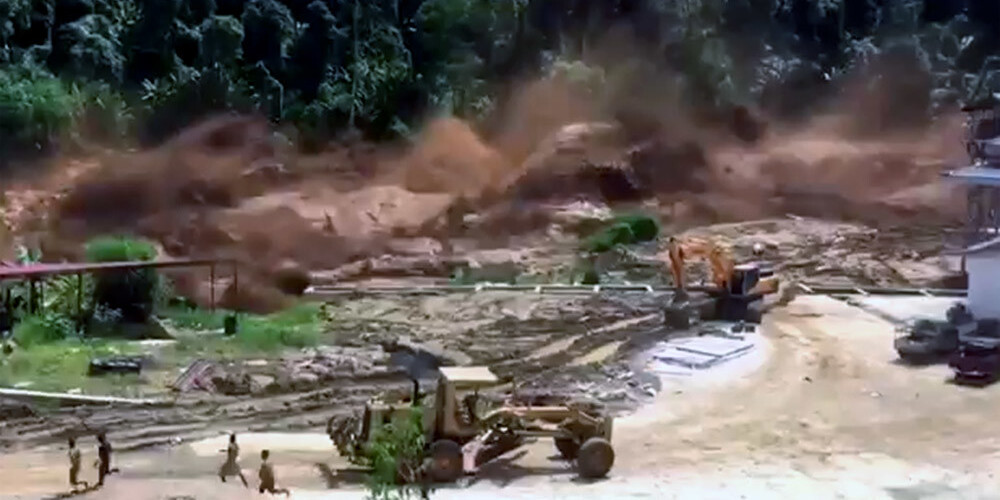Laosā pārrauj dambi: strādnieki glābj savas dzīvības no mutuļojošiem ūdeņiem