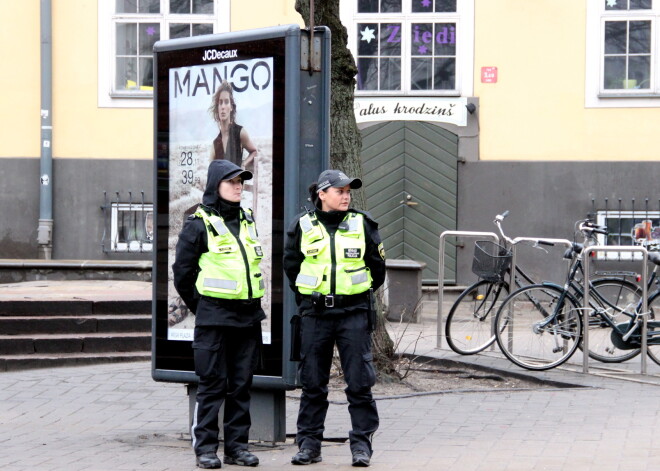 Sarkandaugavā pie skolas pieķer skolnieku smēķējam marihuānu