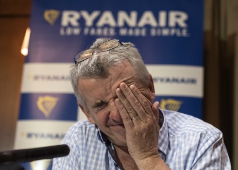 Zemo cenu aviokompānijas "Ryanair" boss Maikls O`Līrijs.