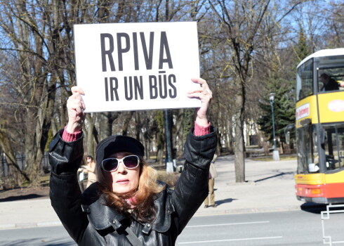 Pie Ministru kabineta notiek Rīgas Pedagoģijas un izglītības vadības akadēmijas (RPIVA) studentu, darbinieku un atbalstītāju pikets, kurā pieprasa RPIVA likvidācijas procesa pārtraukšanu.