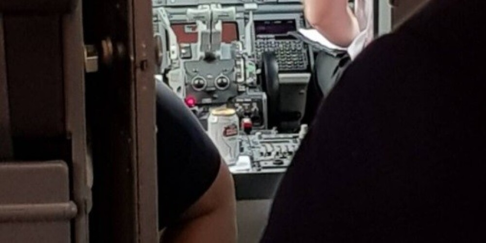Zemo cenu aviokompānijas pilota kabīnē pasažieris pamana alus bundžu