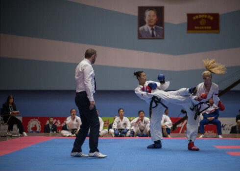 Ziemeļkorejas galvaspilsētā Phenjanā 15. septembrī tika atklātas meistarsacīkstes taekvondo (tā neolimpiskajā veidā). Latvijas sportisti tajās nepiedalās, bet mūsu kaimiņi igauņi izcīna medaļas.