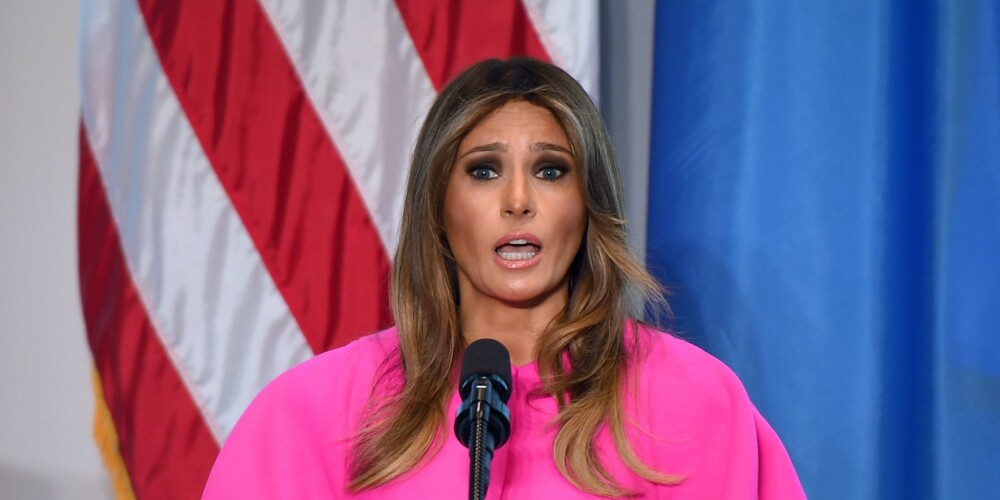 Пользователи Сети сравнили платье Мелании Трамп с розовым парашютом