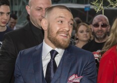 Konora Makgregora ģērbšanās stils ir tikpat traks kā viņš pats. Taču viens no viņa mīļākajiem apģērba gabaliem ir uzvalks. "Zvēru pie Dieva, visu treniņa laiku nevaru sagaidīt mirkli, kad pēc cīņas varēšu uzvilkt uzvalku," viņš saka.