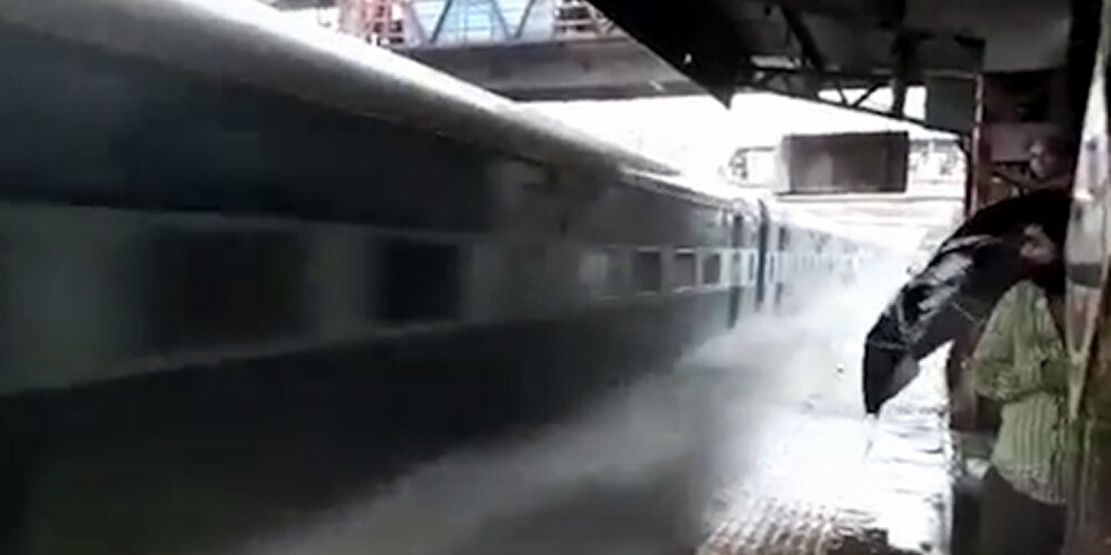 Vilciens, nesamazinot ātrumu, iebrauc applūdinātā stacijā un izmērcē pasažierus