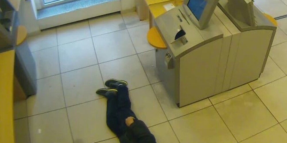 83 gadus vecs vīrietis burtiski sabruka netālu no bankas durvīm.