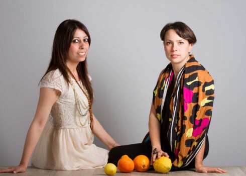 Divas dāmas izdomājušas ražot apģērbu no... apelsīnu mizām