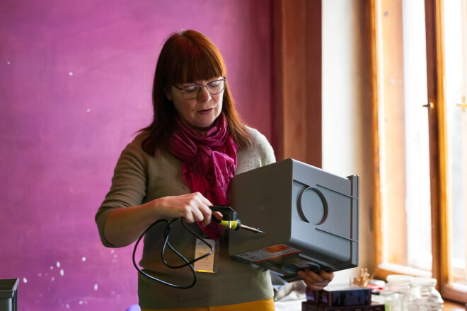 Anitra Tooma rāda, kā pagatavot mājokli sliekām. Vajag divas vienādas plastmasas kastes, to dibenos ar lodāmuru izkausē caurumus, pa kuriem notecēs liekais mitrums, un sliekas no apakšējās kastes, kur jau sadalījies vermikomposts, varēs ielīst augšējā kastē, kur saliktas mizas. 