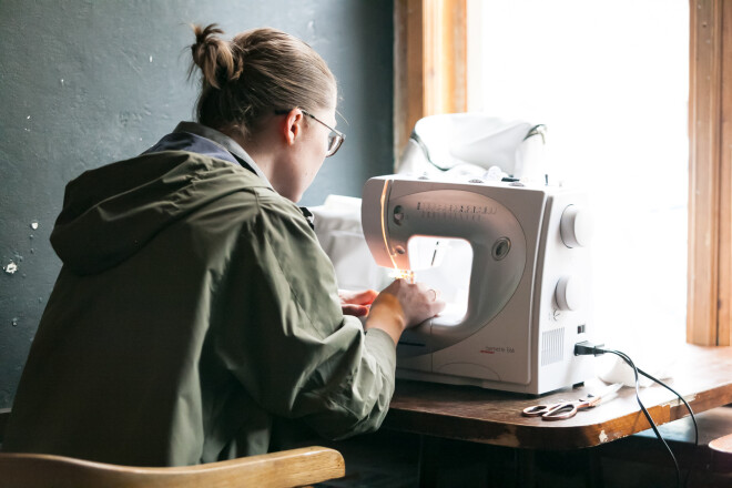 Festivāla laikā varēja iemēģināt roku šūšanā, jo tekstilatkritumi ir vēl lielāka problēma nekā maisiņi. Apģērbs ir lēts, modes industrija rosina to lietot dažas reizes un tad jau pirkt atkal. No nevajadzīga apģērba var sašūt iepirkumu maisus, priekšautus, dvieļus un slaukāmās lupatiņas. Pats galvenais – nepirkt jaunu, kamēr nav novalkāti agrāk pirktie tērpi un apavi.