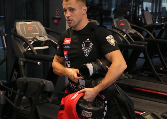 Mairis Briedis pirms Pasaules boksa supersērijas ceturdaļfināla cīņas "Arēnā Rīga" pret kubieti Maiku Peresu astoņas dienas iepriekš sarīkoja atklāto treniņu.