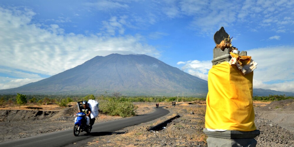 Tūristi Bali ar bažām gaida jaunākās ziņas, jo kuru katru mirkli var izvirst vulkāns