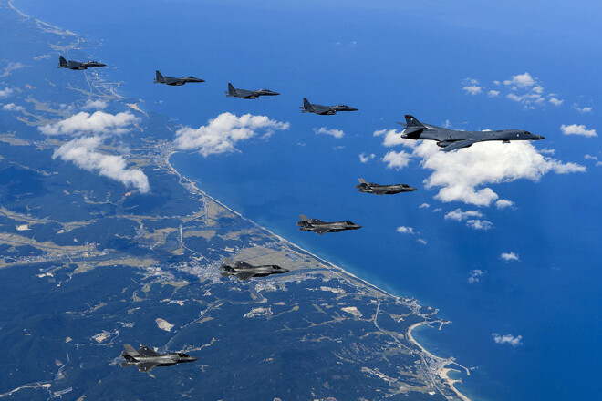 Gaisa spēku bumbvedēji "B-1B Lancer", kas veica šo lidojumu, ir bāzēti Guamā, un tos pavadīja iznīcinātāju "F-15C Eagle" eskorti no Okinavas prefektūras Japānā.