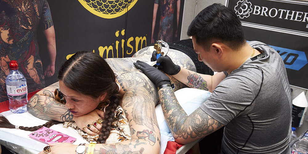 Tūkstošiem apmeklētāju "Londonas Tetovējumu festivālā" iegūst jaunas ķermeņa rotas