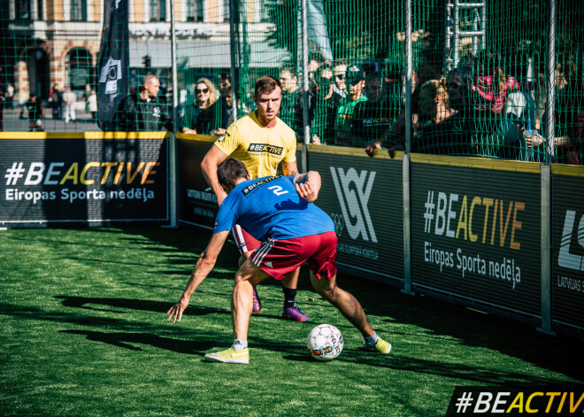 Futbola turnīrs "Futbols Latvijas sirdī" pie Brīvības pieminekļa.